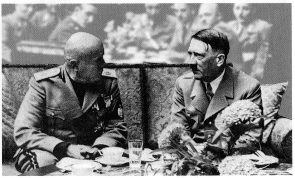 Fotografia in bianco e nero di Benito Mussolini e Adolf Hitler seduti a colloquio.